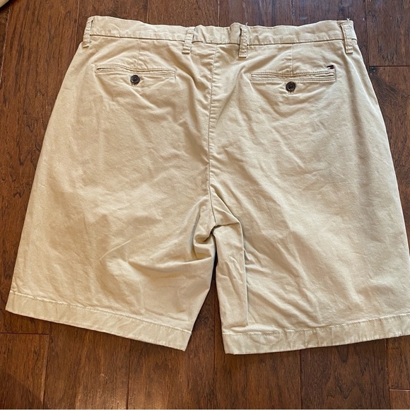 2 EUC Tommy Hilfiger flat front khaki shorts 36 - Picture 3 of 13